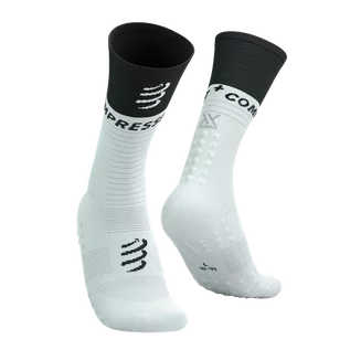 Skarpetki sportowe męskie - COMPRESSPORT Skarpetki kompresyjne do biegania MID COMPRESSION SOCKS V2.0 white/black - grafika 1