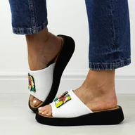 Klapki i japonki damskie - Białe skórzane klapki damskie na platformie Vinceza 623 - miniaturka - grafika 1