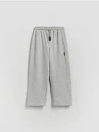 Spodnie i spodenki dla chłopców - Reserved - Bawełniane spodnie - jasnoszary - miniaturka - grafika 1