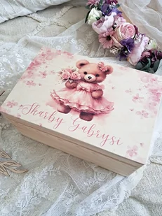 KUFEREK MISIA Z KWIATAMI z imieniem, prezent na roczek, chrzest, urodziny - Pamiątka Chrztu Świętego - miniaturka - grafika 1