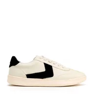 Półbuty męskie - Zamszowe sneakersy z kontrastowymi wstawkami z ekoskóry beżowo - czarne - miniaturka - grafika 1