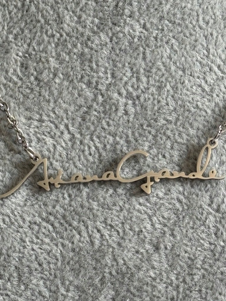 Naszyjnik Wisiorek Ariana Grande Napis Srebrny Prezent Muzyka Y2K