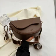 Torebki damskie - Mała torba crossbody z szerokim paskiem - Brązowy - miniaturka - grafika 1