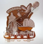 Miseczki i talerzyki dla dzieci - Pigmejka Karafka na alkohol - pępkowe PIGMEJKA, 500 ml + 6 szt. kieliszków - miniaturka - grafika 1