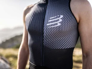 COMPRESSPORT Koszulka kompresyjna do biegania TRAIL POSTURAL TANK TOP 2020 czarna - Koszulki sportowe męskie - miniaturka - grafika 3