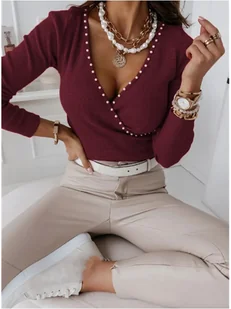 Damska bluzka z dekoltem i perełkami - Bordowy - Bluzki damskie - miniaturka - grafika 1