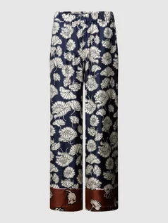 Spodnie damskie - Spodnie materiałowe z jedwabiu z kwiatowym nadrukiem na całej powierzchni model ‘DIVO’ - grafika 1