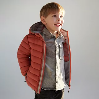 Kurtki i płaszcze dla chłopców - Reserved Pikowana kurtka z kapturem - Pomarańczowy - grafika 1