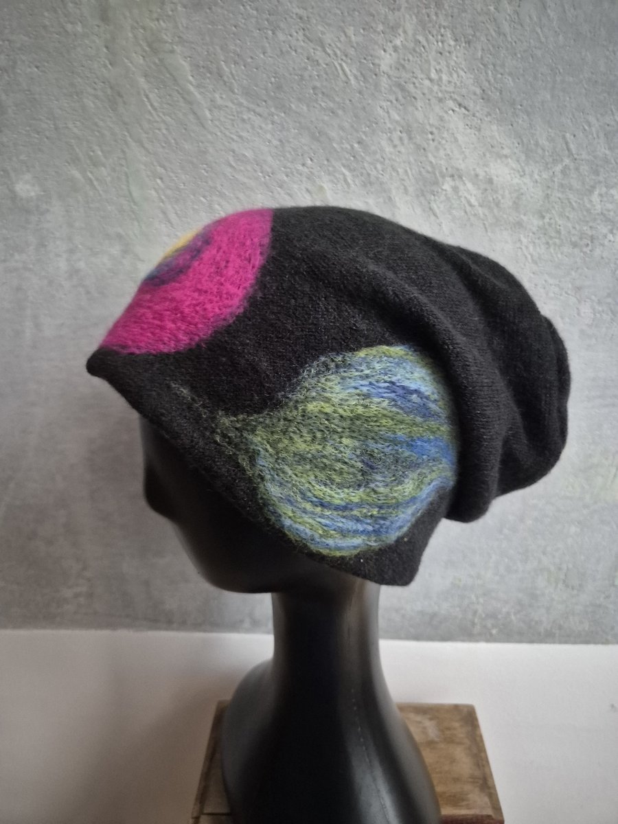 Czapka damska wełniana czarno-ammarantowa