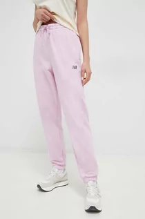 Spodnie damskie - New Balance spodnie dresowe kolor różowy z aplikacją - grafika 1