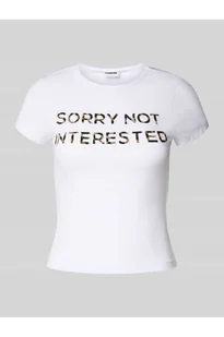 T-shirt z wyhaftowanym napisem model KATINKA - Noisy May - Koszulki i topy damskie - miniaturka - grafika 1