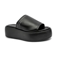 Klapki i japonki damskie - Calvin Klein Skórzane klapki FLATFORM SLIDE LTH - miniaturka - grafika 1