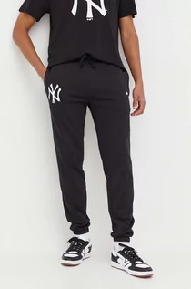 Spodnie męskie - New Era spodnie dresowe kolor czarny z nadrukiem NEW YORK YANKEES - grafika 1