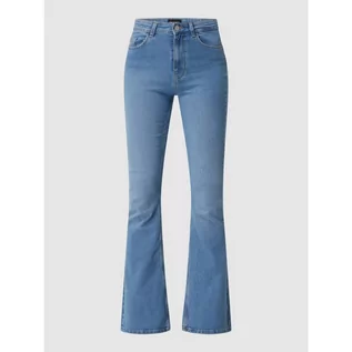 Spodnie damskie - Jeansy o rozkloszowanym kroju z dodatkiem streczu model Peggy - Pieces - grafika 1
