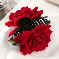 Ozdoby do włosów - TEMU 1 szt. Elegancka Czerwona Róża Spinka do Włosów - Realistyczny Sztuczny Kwiat z Zielonymi Liśćmi, Idealna na Prezenty na Walentynki, Codzienne - miniaturka - grafika 1