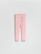 Spodnie i spodenki dla dziewczynek - Reserved - Prążkowane legginsy z naszywką - pastelowy róż - miniaturka - grafika 1