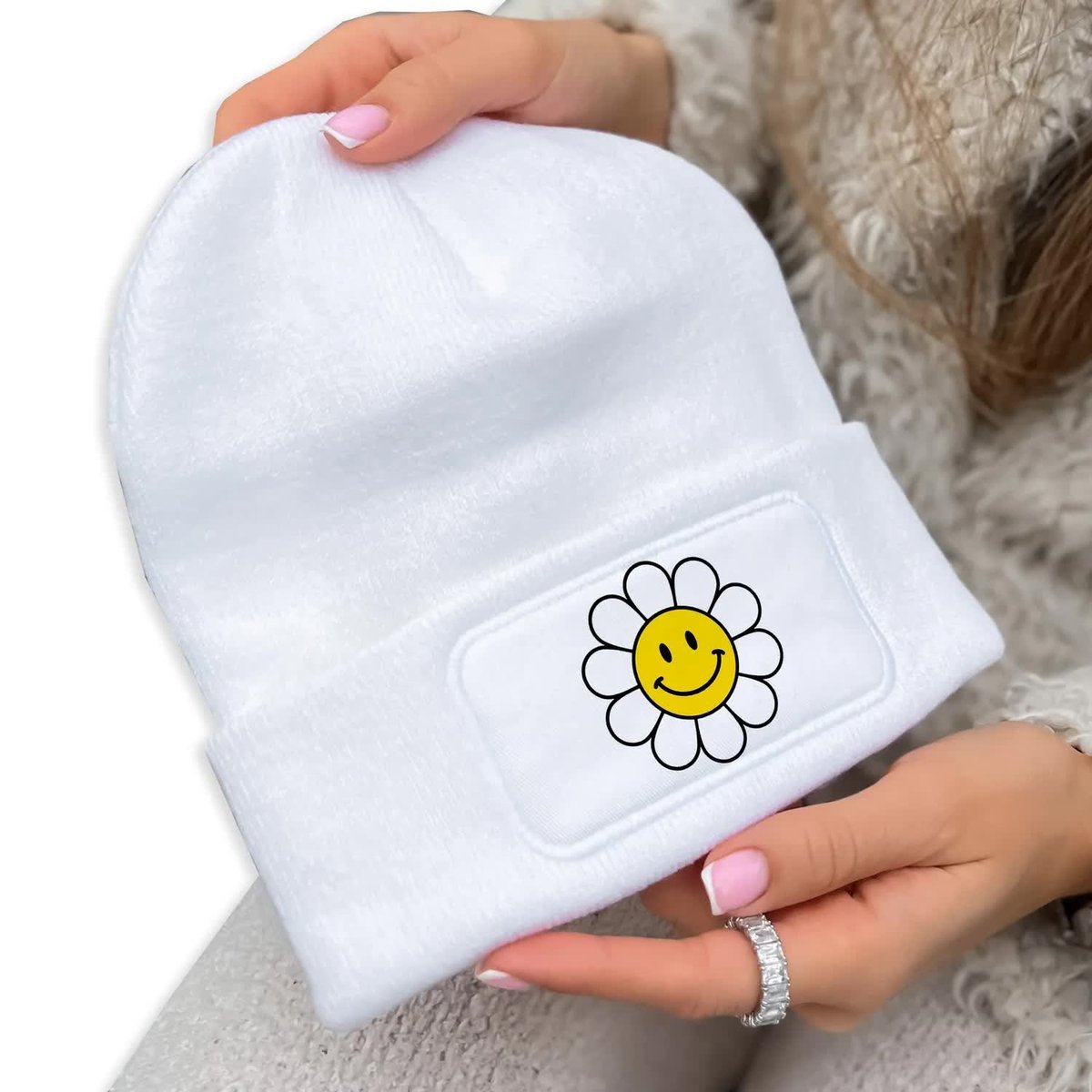 CZAPKA ZIMOWA CLASSIC BIAŁA Kwiaty Stokrotka Wzory