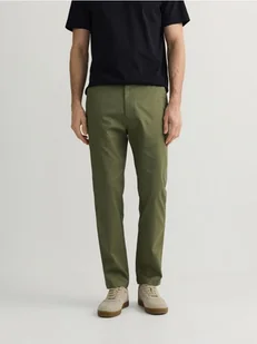 Reserved - Spodnie chino regular fit - oliwkowy - Spodnie męskie - miniaturka - grafika 1