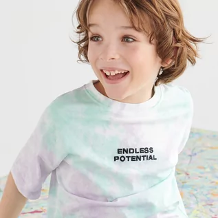 Koszulki dla chłopców - Reserved Reserved - T-shirt tie dye z napisami - Biały - grafika 1