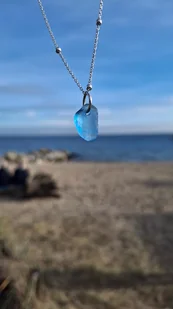 Delikatny naszyjnik z prawdziwym szkłem morskim - Naszyjniki Delikatny naszyjnik z prawdziwym szkłem morskim - Naszyjniki - miniaturka - grafika 1