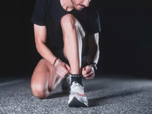 COMPRESSPORT Skarpetki do biegania krótkie ProRacing Socks V4 BLACK EDITION 2023 czarne - Skarpetki sportowe męskie - miniaturka - grafika 2