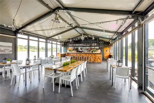 Kolacja na statku w River Cafe - Czasopisma - miniaturka - grafika 1
