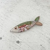 Broszki - Broszka RYBKA 21 ręcznie haftowana przypinka morska - miniaturka - grafika 1