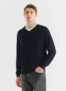 Swetry męskie - Granatowy gładki sweter męski z dekoltem w serek - grafika 1
