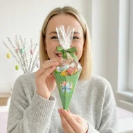 Zestawy upominkowe - Wielkanocny rożek z wiosennymi cuksami, słodki upominek - miniaturka - grafika 1