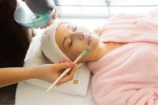 Oczyszczanie manualne maska algowa w Klinice Anna Pikura - Czasopisma - miniaturka - grafika 1