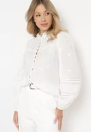 Koszule damskie - Biała Bawełniana Koszula z Falbanką przy Szyi Ozdobiona Haftami i Ażurową Taśmą Rionna - miniaturka - grafika 1