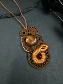 Wisiorki - Wisior sutasz w odcieniach karmelu i brązu na zamszowym sznurku - miniaturka - grafika 1