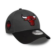 Czapki i chusty sportowe męskie - Czapka z daszkiem New Era 9FORTY NBA Chicago Bulls Sidepatch Charcoal - 60758984 - miniaturka - grafika 1