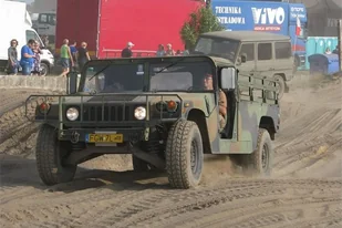 Poprowadź pojazd HUMVEE w Malechowie - Czasopisma - miniaturka - grafika 1