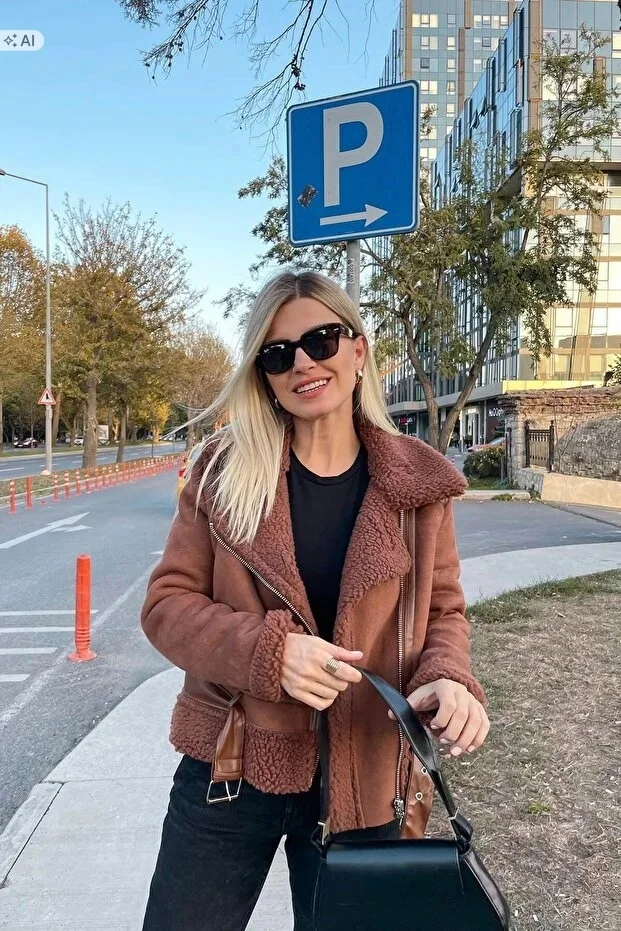 BRĄZOWA KURTKA DAMSKA Z PUSZYSTYM KOŁNIERZEM W STYLU RETRO M 5IA