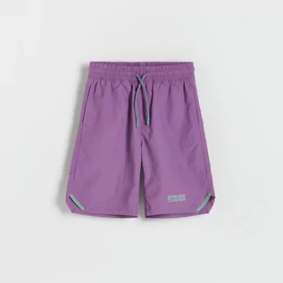 Spodnie i spodenki dla chłopców - Reserved Ortalionowe szorty z kieszeniami - Fioletowy - grafika 1