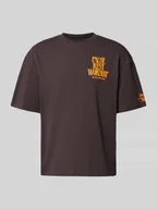 Koszulki męskie - T-shirt z nadrukiem z napisem i okrągłym dekoltem - miniaturka - grafika 1