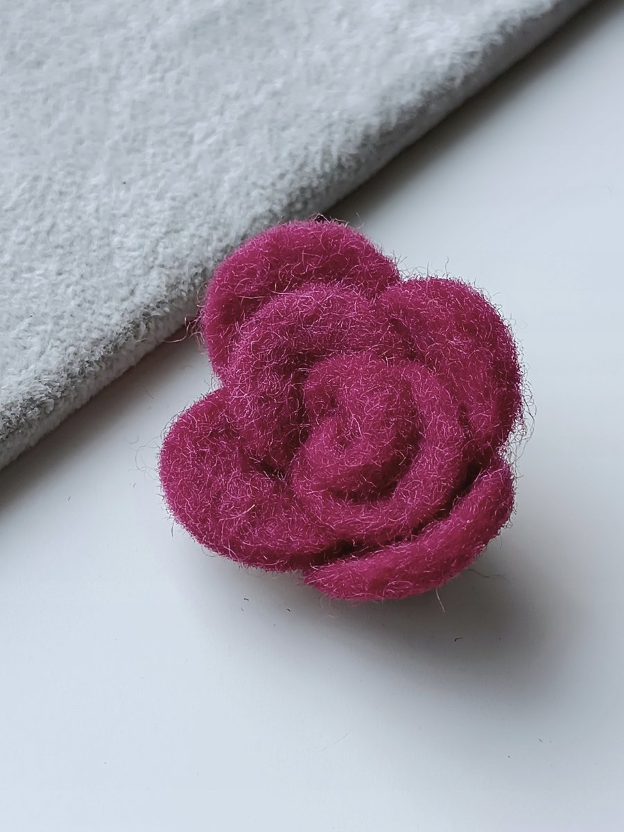 broszka filcowa pojedyncza róża kwiat FIOLET ŚLIWKOWY ŚLIWKA filc