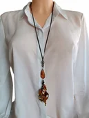 Naszyjniki - Długi naszyjnik z bursztynem miodowy koniakowy chwost czarny rzemień 70cm - miniaturka - grafika 1
