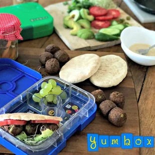 Średnia śniadaniówka / lunchbox Yumbox Panino - power pink/rainbow tray - Lunch boxy - miniaturka - grafika 6