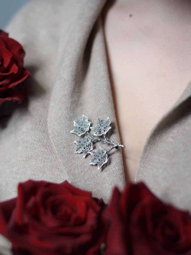 Broszka srebrna - Klonowa gałązka szara