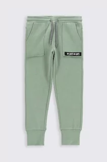 Spodnie i spodenki dla chłopców - Coccodrillo spodnie dresowe bawełniane dziecięce kolor zielony z nadrukiem - grafika 1
