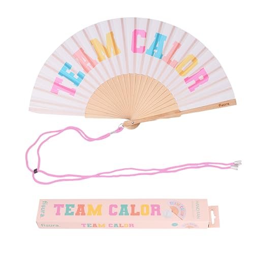 Fisura – Oryginalny wachlarz z napisem “team calor”, idealny na upalne dni. Drewniany model w beżowej kolorystyce. W zestawie pasek do zawieszenia. Wymiary: 42,5 x 23 cm
