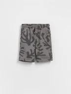 Spodnie i spodenki dla chłopców - Reserved - Bawełniane szorty z nadrukiem - ciemnoszary - miniaturka - grafika 1