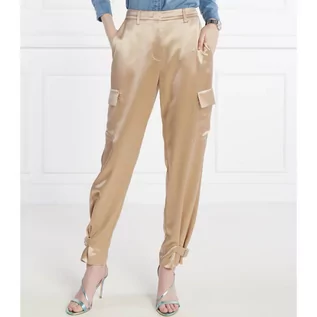 Spodnie damskie - GUESS Satynowe spodnie | Regular Fit - grafika 1