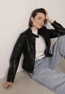 Kurtki damskie - Czarna Kurtka Ramoneska o Taliowanym Kroju ze Stójką Fezinia - miniaturka - grafika 1