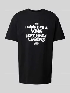 Koszulki męskie - T-shirt o kroju oversized z nadrukiem z napisem model ‘Like a Legend’ - grafika 1