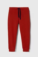 Spodnie i spodenki dla chłopców - United Colors of Benetton spodnie dresowe bawełniane dziecięce kolor czerwony z nadrukiem - miniaturka - grafika 1