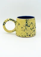 Kubki - Żółty ceramiczny kubek z okrągłym uszkiem - miniaturka - grafika 1