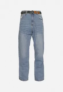 Spodnie męskie - Niebieskie Jeansy Regular Bawełniane z Materiałowym Paskiem Hisperwa - grafika 1